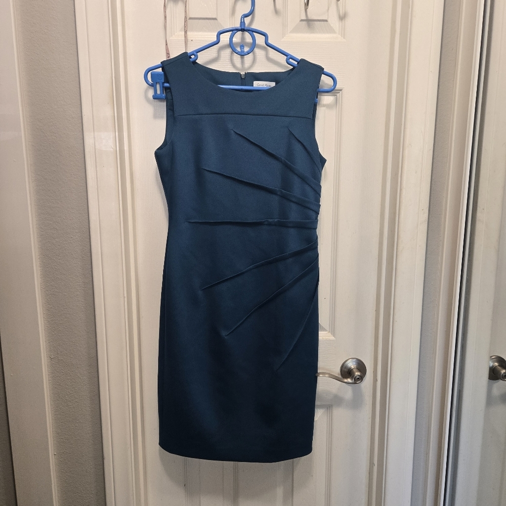 Calvin Klein Women's Sleeveless Sheath Dress with Starburst Detail Size 6